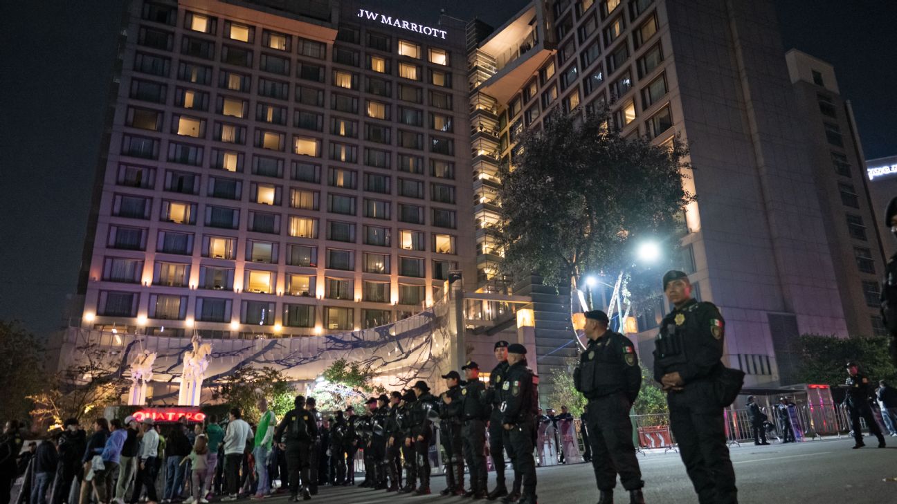 墨西哥球迷酒店外夜练“扰眠战术” 英格兰也被惊醒
